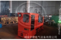 架線式電機(jī)車為什么禁止在停穩(wěn)前反向行駛？